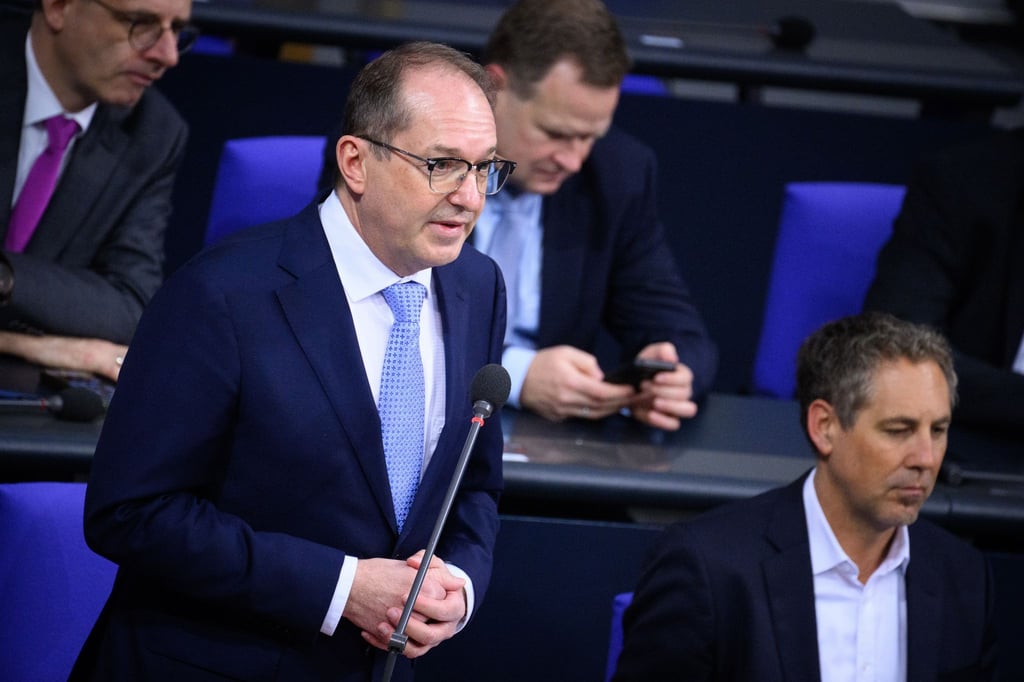 Bundesinnenminister Alexander Dobrindt (CSU) muss in der Befragung der Bundesre