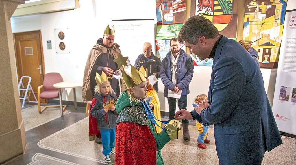 Die Sternsinger zu Besuch im Dessauer Rathaus.