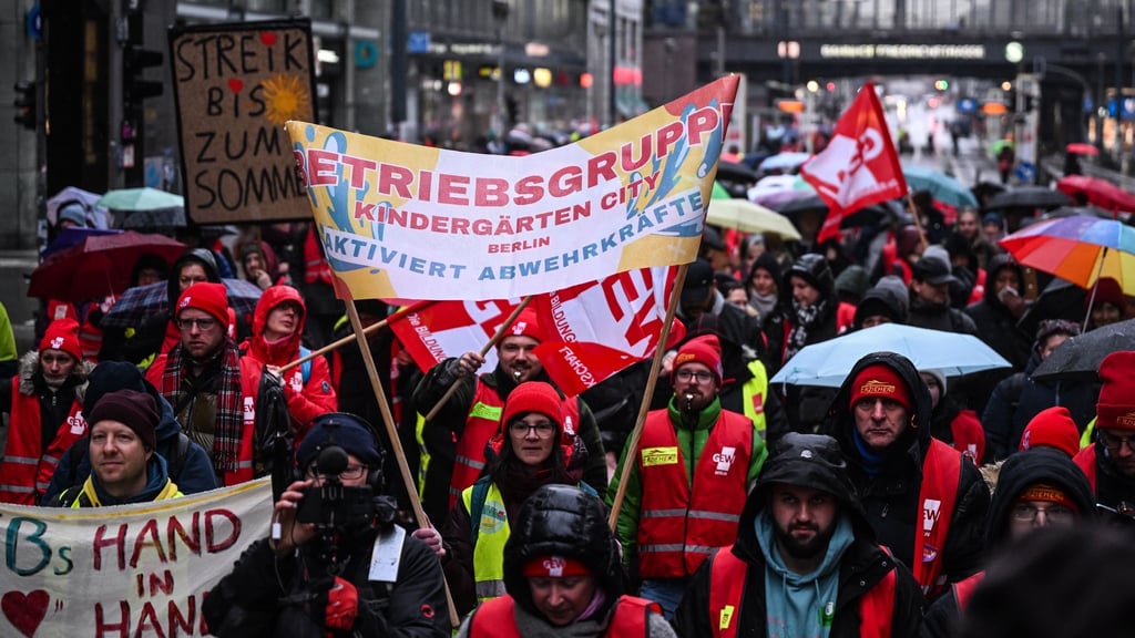 Beschäftigte des öffentlichen Dienstes in Berlin demonstrierten in der Innenstadt.