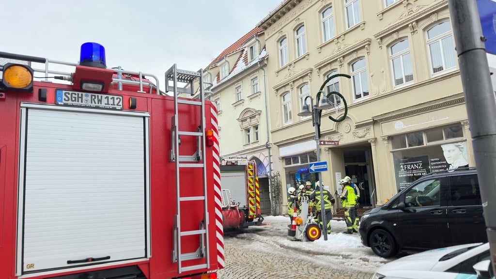 Feuerwehrleute beim Einsatz in der Kylischen Straße. 