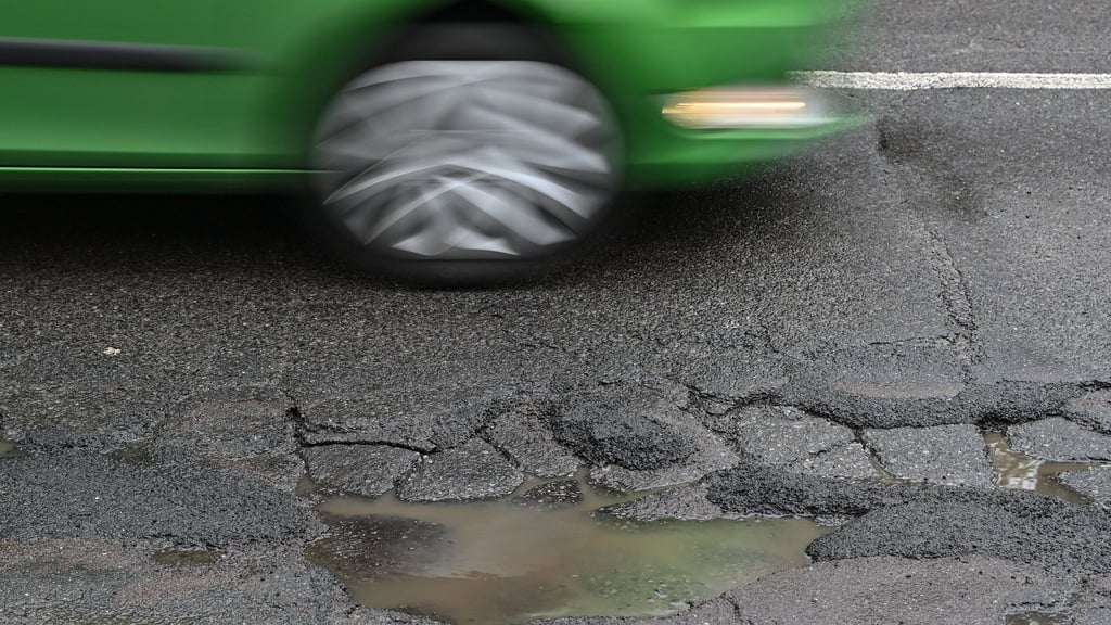 Frost und Tauwetter hinterlassen Spuren: Wer jetzt vorausschauend fährt, landet nicht so leicht im Schlagloch.