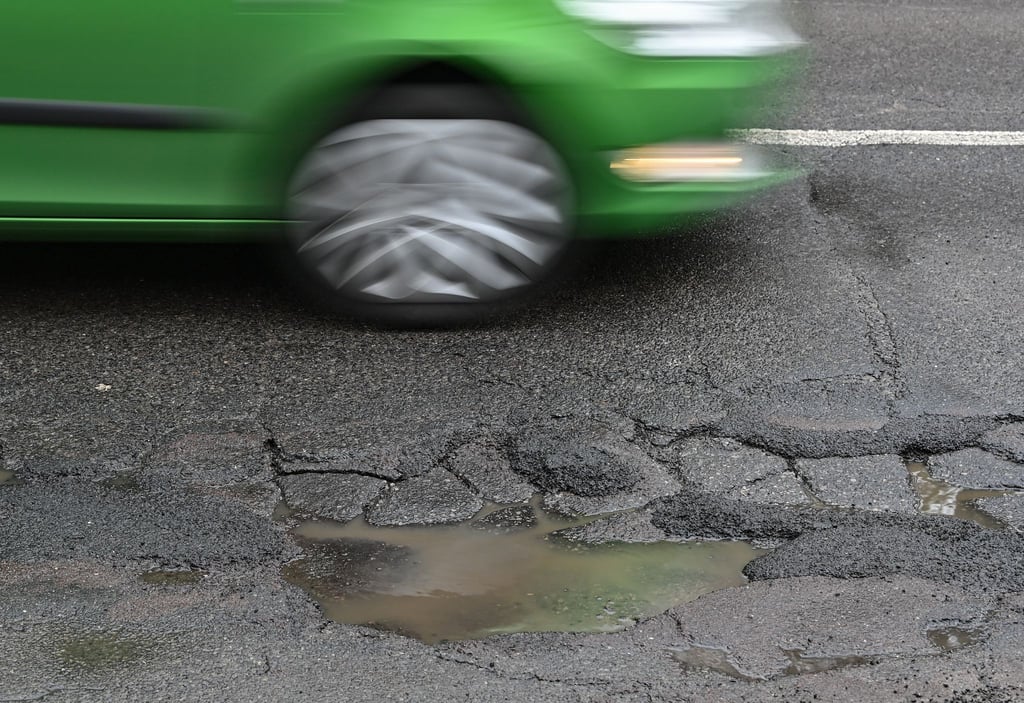 Frost und Tauwetter hinterlassen Spuren: Wer jetzt vorausschauend fährt, landet nicht so leicht im Schlagloch.