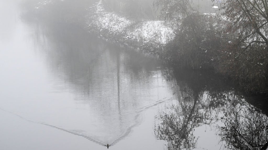 Der DWD prognostiziert neben anhaltender Glätte auch Nebel.