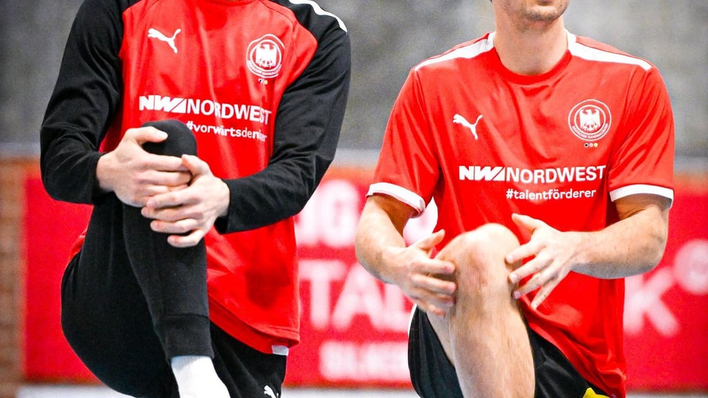 Renars Uscins (r) steht den deutschen Handballern zum EM-Auftakt zur Verfügung.