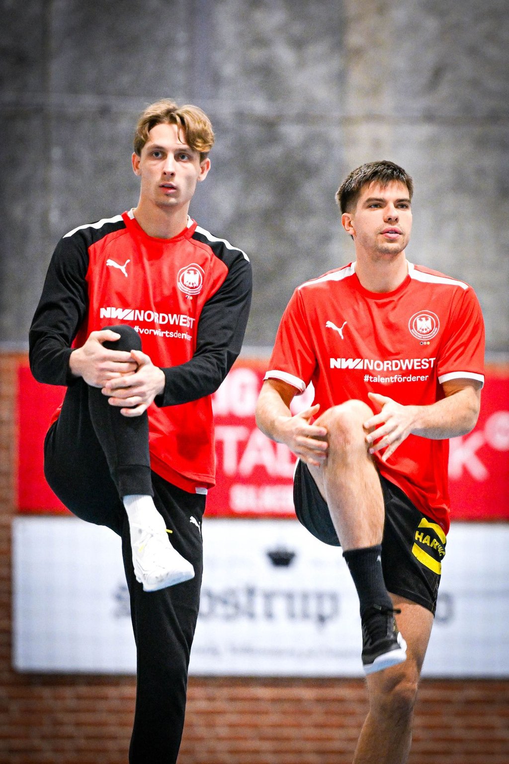 Renars Uscins (r) steht den deutschen Handballern zum EM-Auftakt zur Verfügung.
