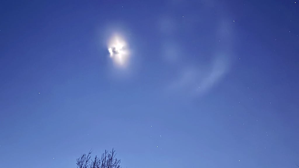Eine spektakuläte Lichterscheinung über Gommern hielt Volksstimme-Leser Tony Feder im Bild fest.