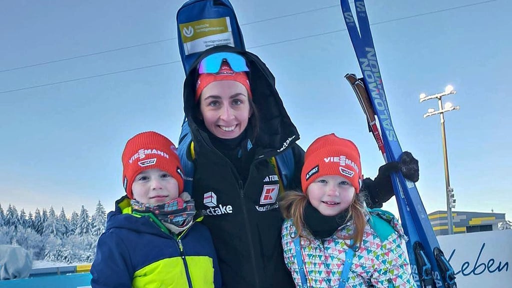 Ein Foto zur Erinnerung: Deutschlands Biathletin Vanessa Voigt mit Ole und Nele aus dem Raum Zeitz  beim Weltcup am Sonntag in Oberhof. 