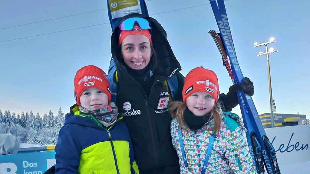Ein Foto zur Erinnerung: Deutschlands Biathletin Vanessa Voigt mit Ole und Nele aus dem Raum Zeitz  beim Weltcup am Sonntag in Oberhof. 