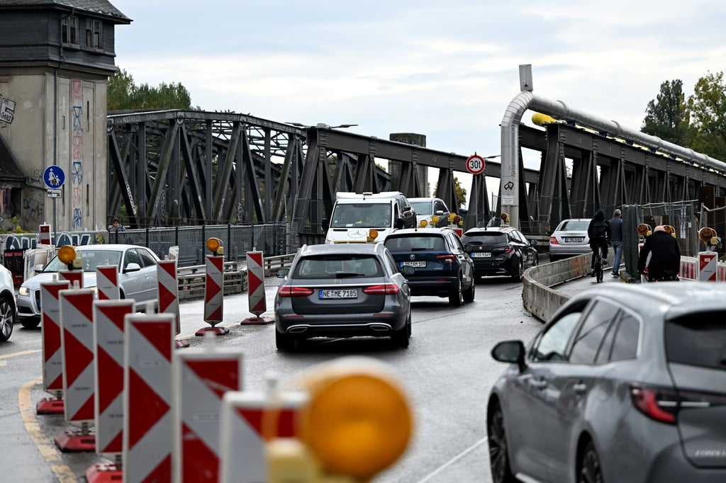 Die Arbeiten rund um die Elsenbrücke in Berin-Treptow kommen langsamer voran als erhofft. (Archivbild)