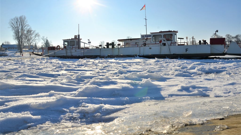 Die Elbfähre Aken kann aufgrund des Treibeises nicht übersetzen und liegt fest vertaut am Steutzer Ufer.