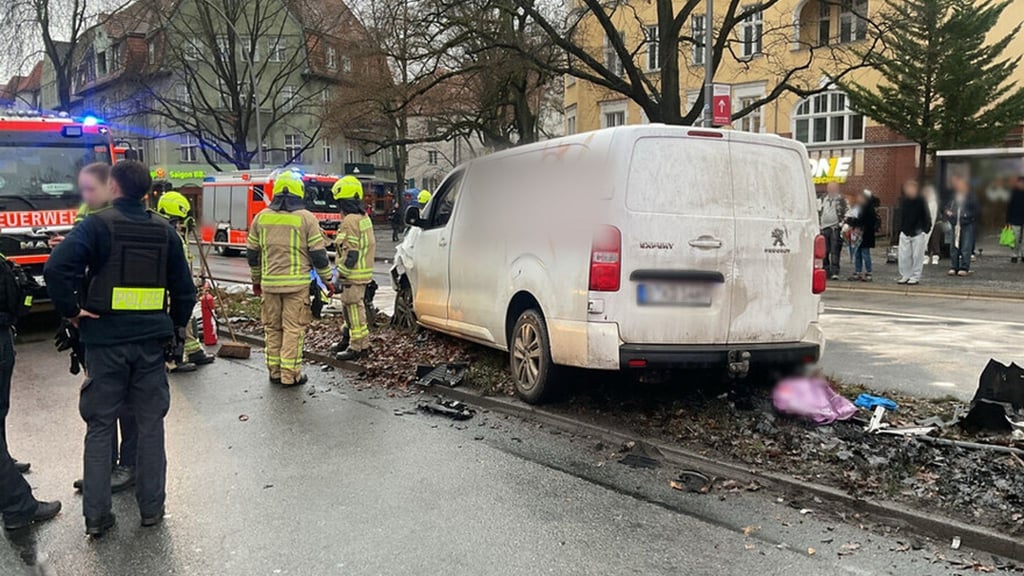 Kameraden der Feuerwehr müssen eine Person aus ihrem Fahrzeug befreien.