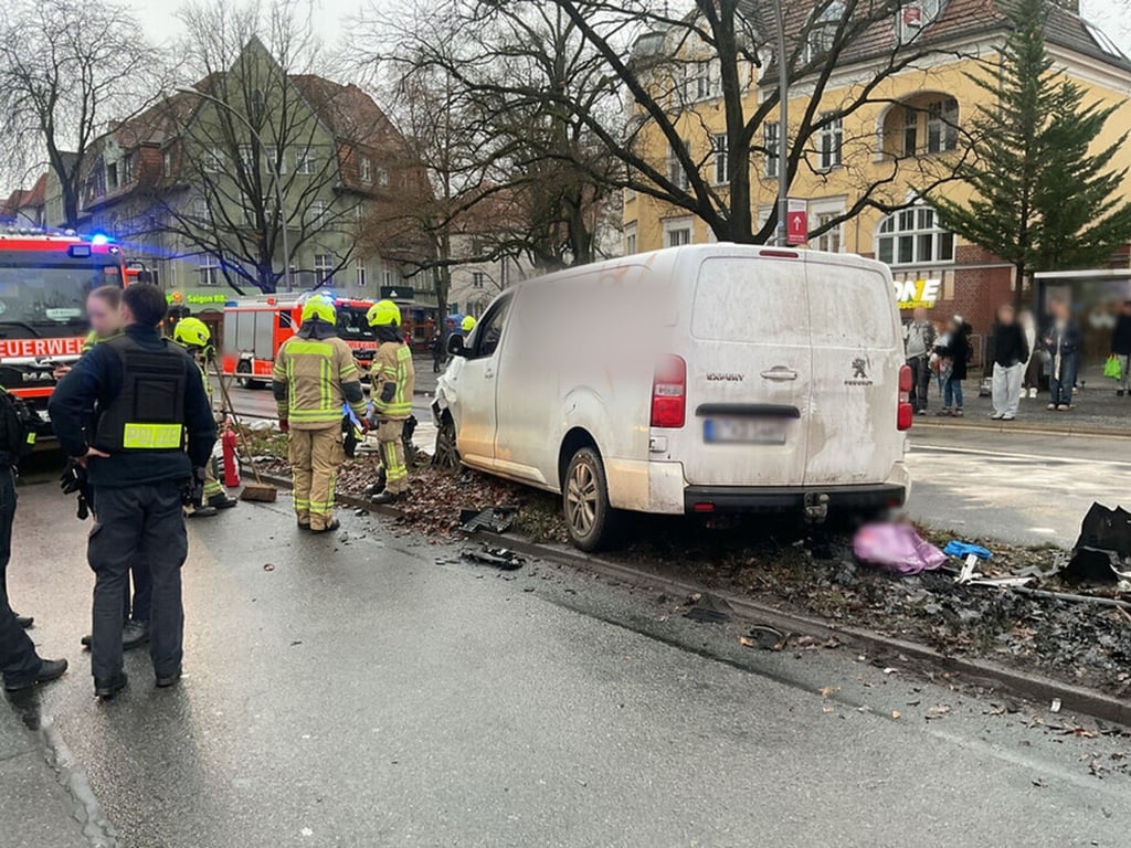 Kameraden der Feuerwehr müssen eine Person aus ihrem Fahrzeug befreien.