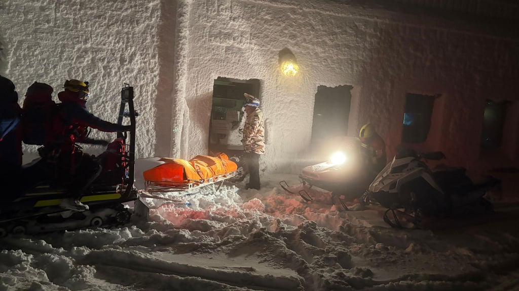 Kameraden der Feuerwehr Schierke und der Bergwacht Wernigerode mussten in der Nacht zum Samstag (10. Januar) im Harz einen stark unterkühlten Wanderer vom Brocken retten.