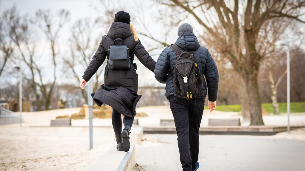 Spazieren gehen ist ein natürlicher Stimmungsaufheller - auch an trüben Tagen.