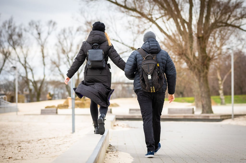 Spazieren gehen ist ein natürlicher Stimmungsaufheller - auch an trüben Tagen.