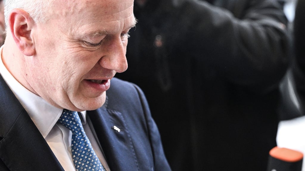 Berlins Regierender Bürgermeister Kai Wegner (CDU) verteidigt sein Verhalten am ersten Tag des Stromausfalls weiterhin. (Archivbild)