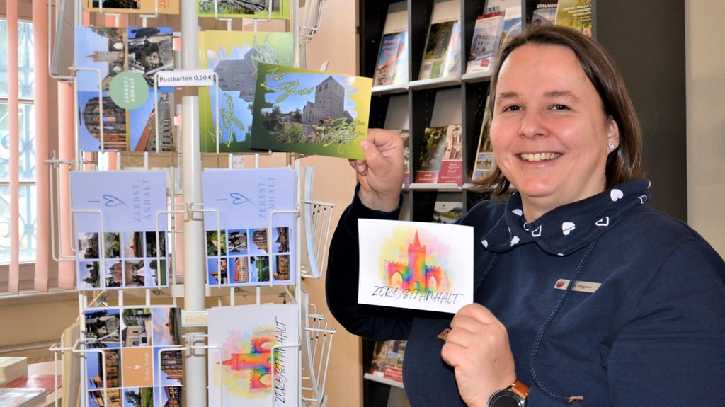 Anne Höppner ist stolz auf die neuen Postkarten, die das Angebot der Zerbster Tourist-Information nun ergänzen.