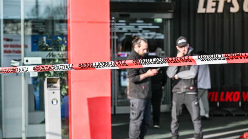 Zwei Mitarbeiter werden bei einem Messerangriff in einem Einkaufszentrum verletzt.