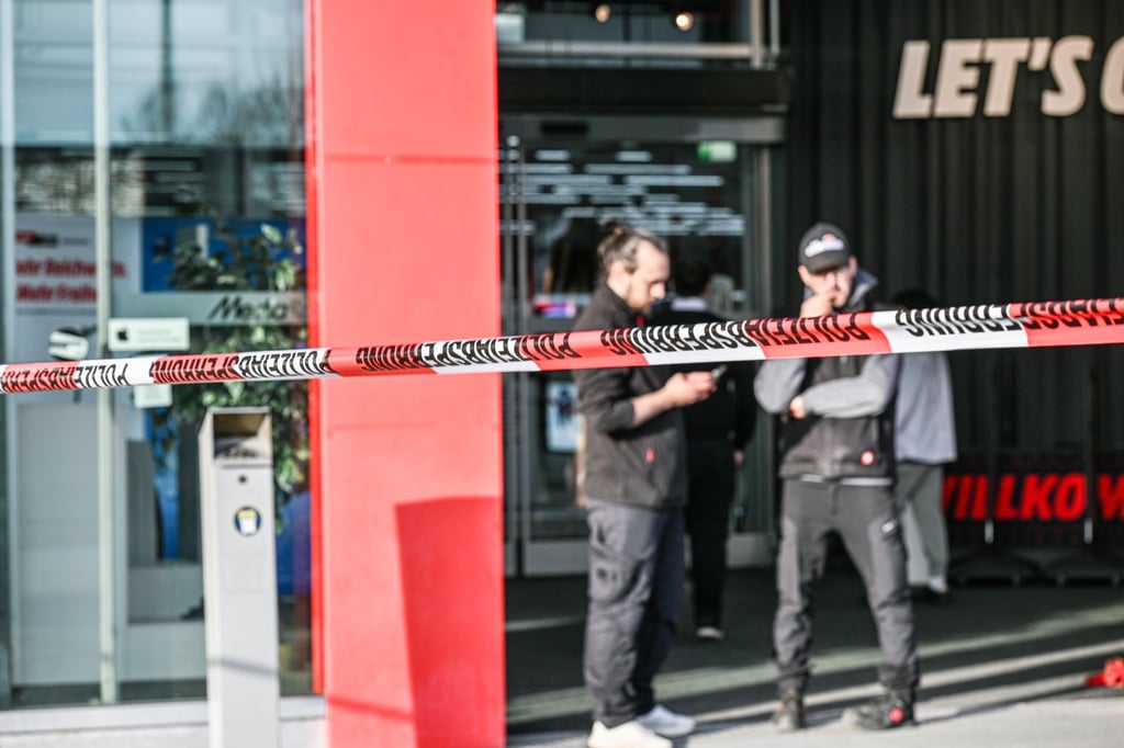 Zwei Mitarbeiter werden bei einem Messerangriff in einem Einkaufszentrum verletzt.