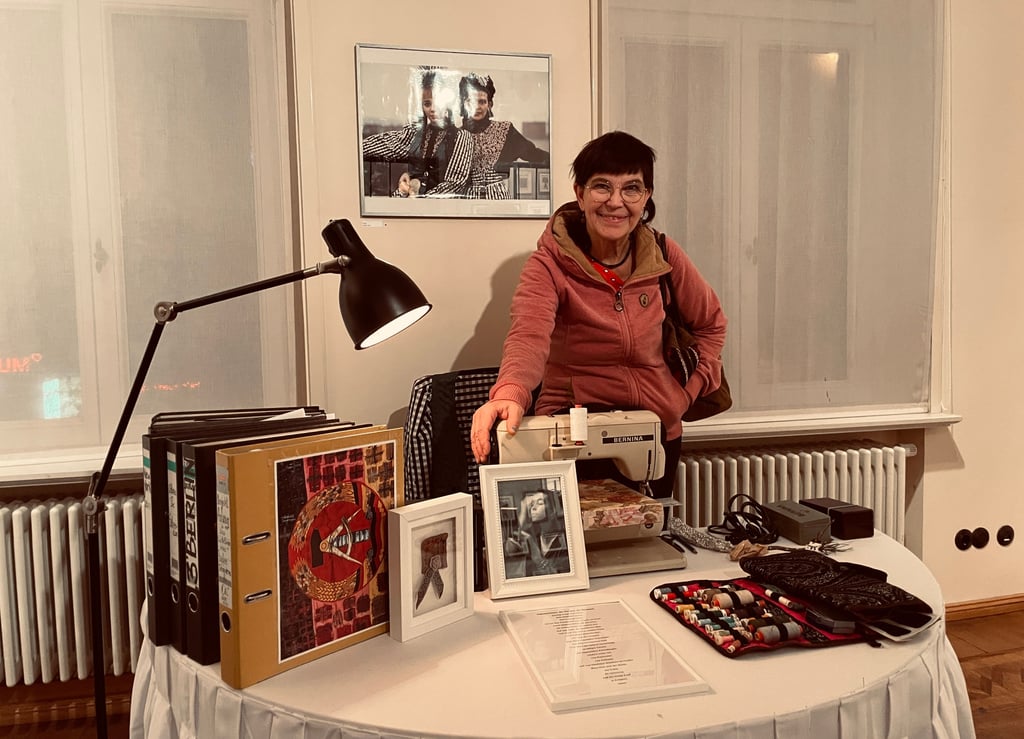 Sabine von Oettingen an ihrem Lieblingsplatz - der Nähmaschine. Die in Berlin geborene Künstlerin will mit einer opulenten Ausstellung Danke an ihre Wahlheimatstadt Halle sagen. 