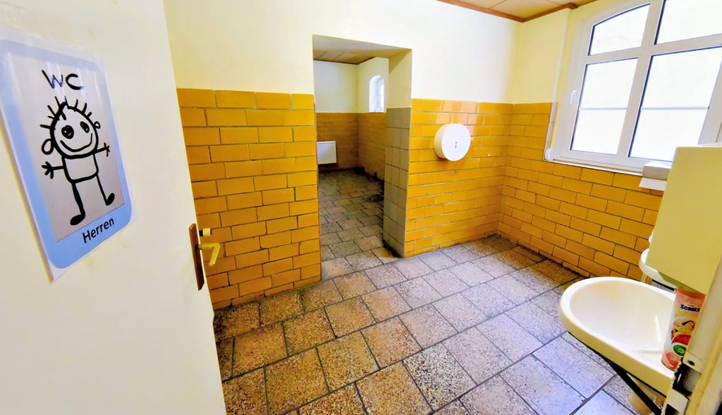 Die sanitären Anlagen der ehemaligen Schule in Osternienburg sind sichtlich in die Jahre gekommen. Sie sollen saniert werden. 