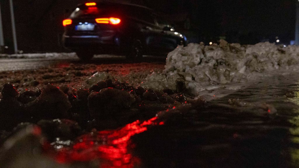 In Sachsen ist am Morgen noch einmal mit glatten Straßen zu rechnen.