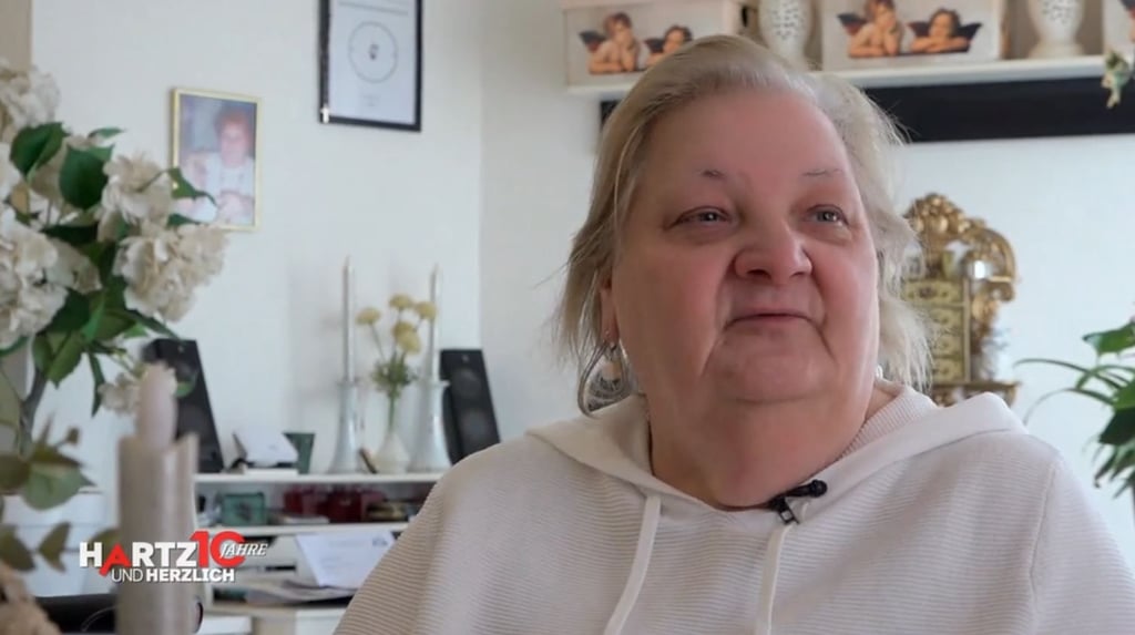 Im Zuge des zehnjährigen Jubiläums der RTL2-Sozialreportage "Hartz und herzlich" treffen die Magdeburger und Rostocker Protagonisten aufeinander. Rentnerin Siggi aus Magdeburg erzählt dabei über ihre Zeit im Stasi-Gefängnis und die Obdachlosigkeit.