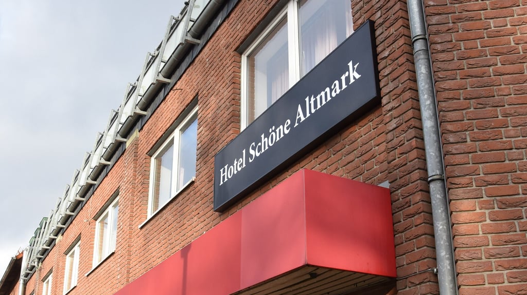 Das Hotel befindet sich in einem Komplex, in dem sich im Erdgeschoss auch ein Supermarkt, ein Friseur und demnächst auch ein Fitnessstudio befinden.