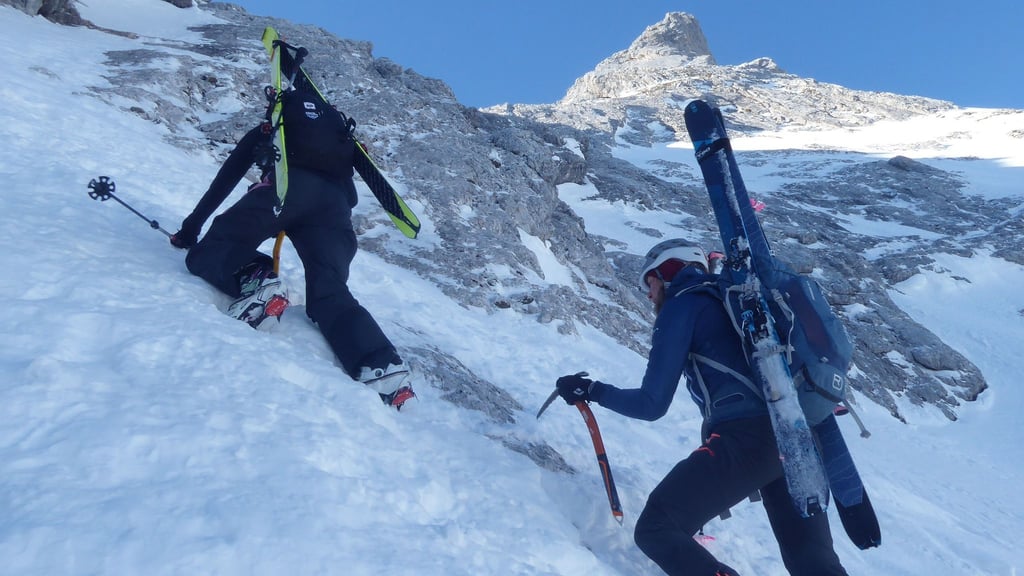 Mit Pickel und Steigeisen aufsteigen, später unberührte Hänge abfahren: Für solche Touren braucht es die nötige Lawinennotfallausrüstung.
