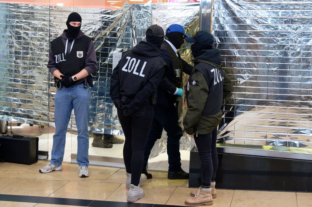 Zollbeamte stehen vor einem Nagelstudio in der Neumarktgalerie in der Innenstadt von Köln.