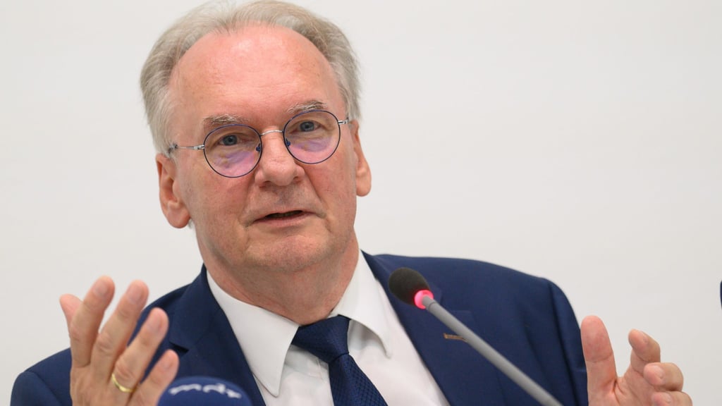 Ministerpräsident Reiner Haseloff will ausreichend Unterstützung für die Chemiebranche. (Archivbild)