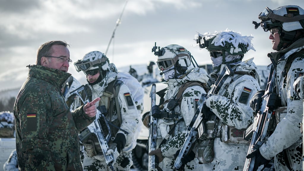 Pistorius bei Gebirgsjägerübung im Hohen Norden