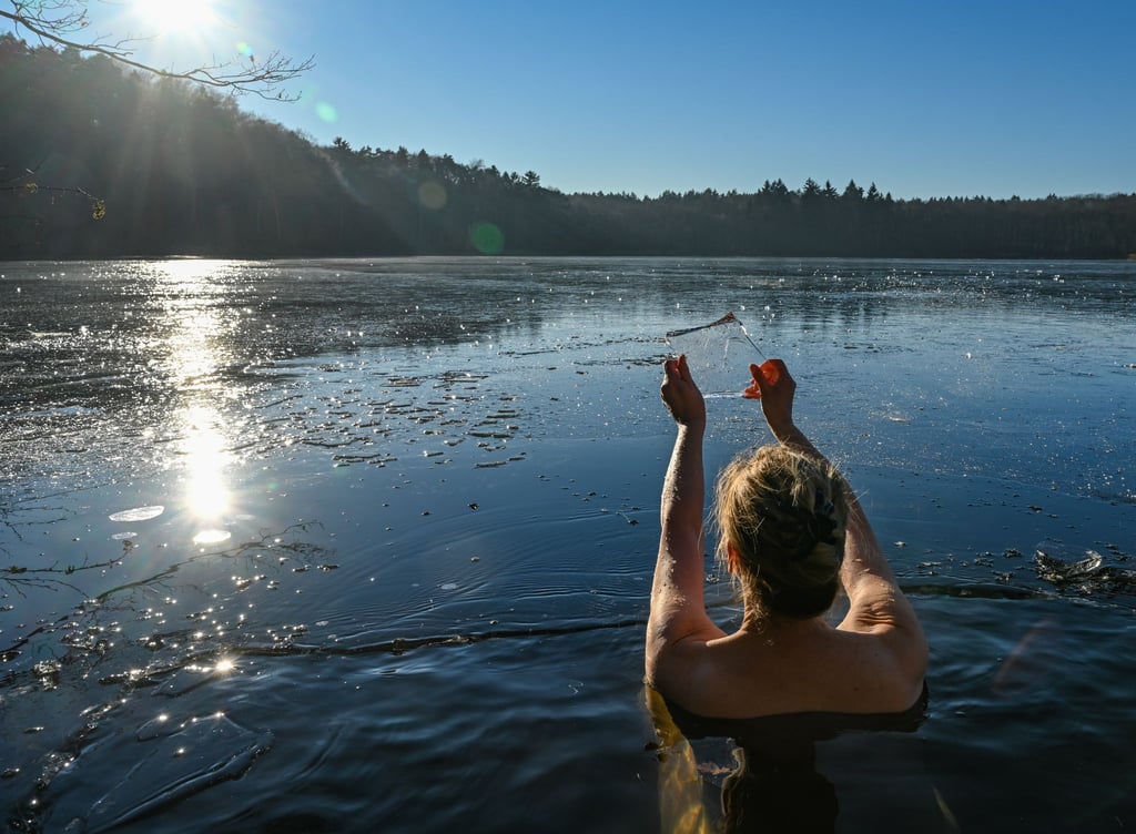 Wer als Anfänger mit dem Eisbaden beginnt, hält sich am besten nur kurz im Wasser auf und steigert sich langsam.
