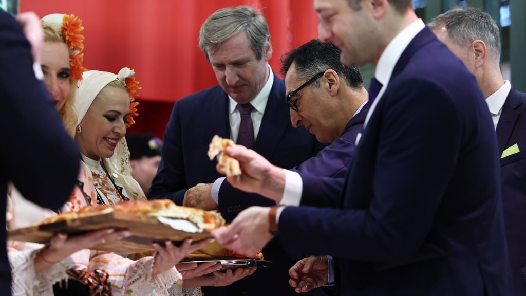 Das schmeckt! Spitzenpolitiker und -politikerinnen lassen sich seit jeher gerne von der Presse bei ihren Rundgängen auf der Grünen Woche begleiten.