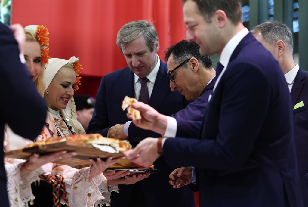 Das schmeckt! Spitzenpolitiker und -politikerinnen lassen sich seit jeher gerne von der Presse bei ihren Rundgängen auf der Grünen Woche begleiten.