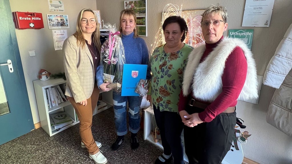 Bürgermeisterin Grit Matz (v. l.), Katrin Swoboda, Natalia Dornhauser aus dem Personalrat und Kitaleitung Marion Liehr posieren für ein Erinnerungsfoto.