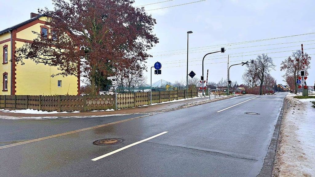 Am Bahnübergang in der Gielsdorfer Straße in Elster (L 127) finden an diesem Donnerstag Reparaturarbeiten am Gleis statt.
