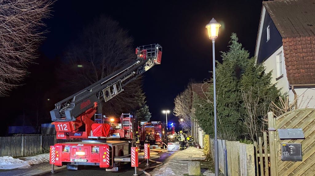 Alle drei Ortswehren der Ilsenburger Feuerwehr rückten zum Brand in einem Wohnhaus in Drübeck aus.