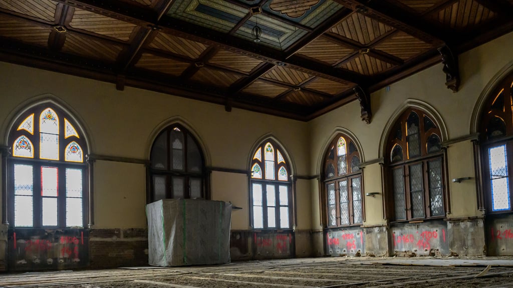 Im Hauptgebäude der Landesschule Pforta läuft der Ausbau - ein Blick in die rund 300 Quadratmeter große Aula, in der die Orgel demontiert wurde. 