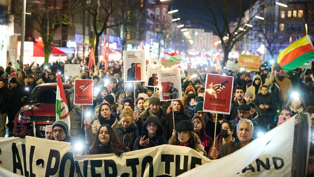 Hunderte von Menschen zogen in Berlin durch die Stadt, um Unterstützung für die Massenproteste im Iran zu zeigen.