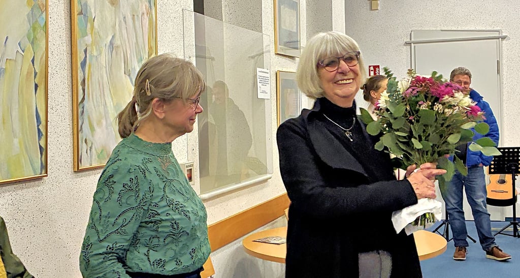Kursteilnehmerin Karin Mechow (links) überreicht der Kunstkursleiterin Jutta Schulz  einen Blumenstrauß zur Ausstellungseröffnung in der Musik- und Kunstschule in Stendal.