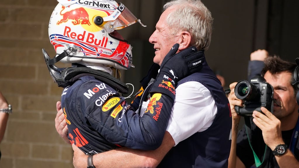 Helmut Marko (r.) zählt zu den engsten Vertrauten von Max Verstappen. (Archivbild)