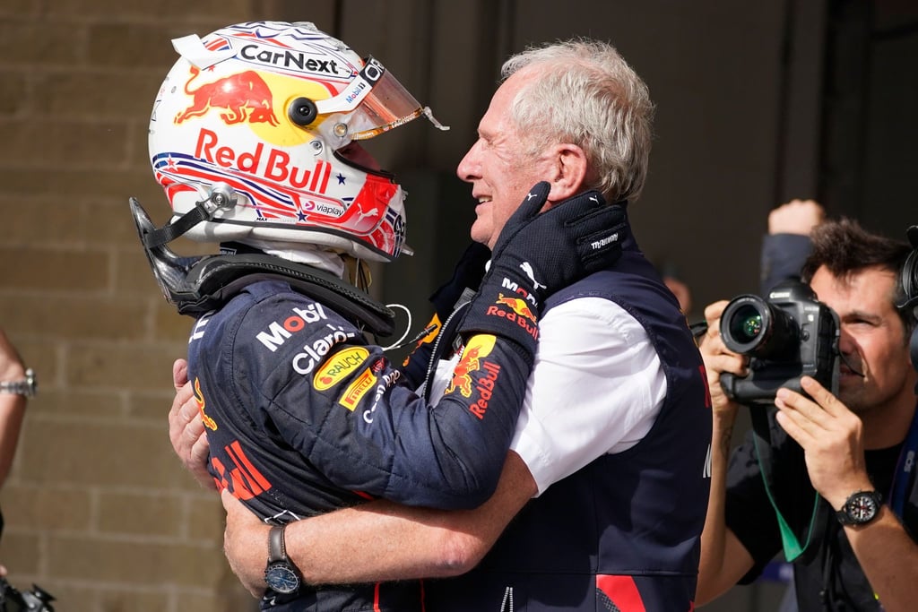 Helmut Marko (r.) zählt zu den engsten Vertrauten von Max Verstappen. (Archivbild)
