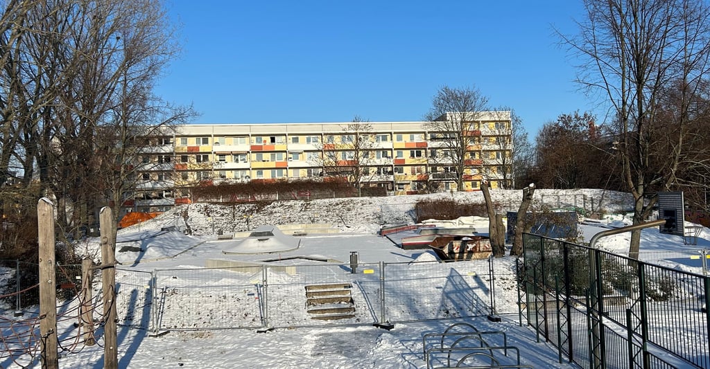 Die neue Skateanlage am Olvenstedter Scheid sollte im Dezember 2025 fertig sein. Durch die Witterung dauern die Arbeiten länger an. 
