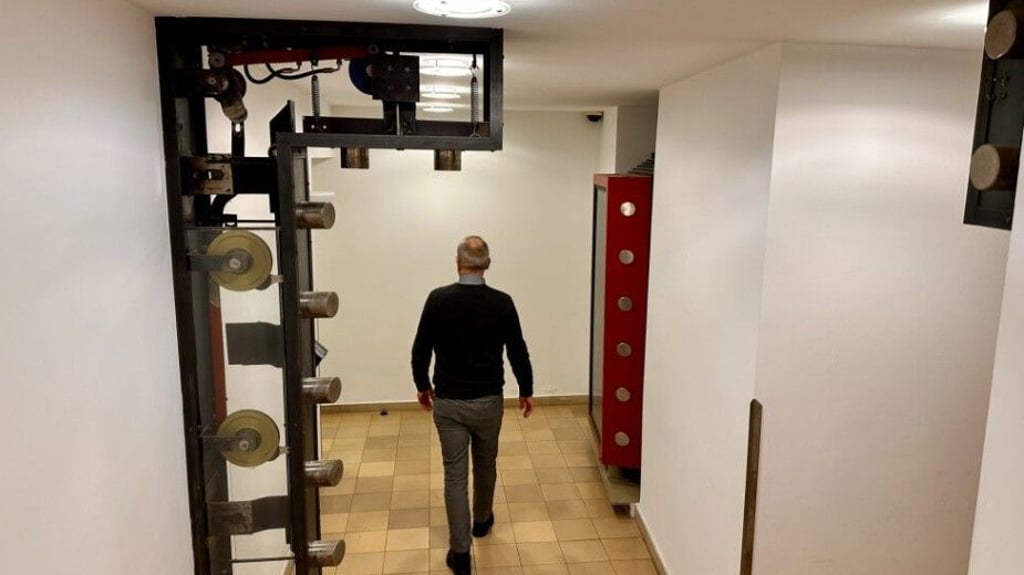 Auf dem Weg in den Tresorraum der Saalesparkasse am Stammsitz in der Rathausstraße in Halle geht es an der alten Türanlage vorbei.