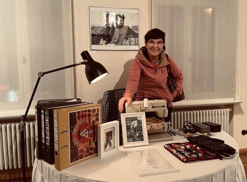 Sabine von Oettingen an ihrem Lieblingsplatz - der Nähmaschine. Die in Berlin geborene Künstlerin will mit einer opulenten Ausstellung Danke an ihre Wahlheimatstadt Halle sagen.