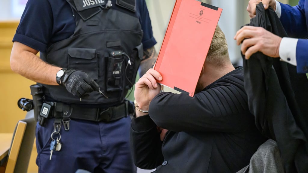 Der Angeklagte soll einen Polizisten getötet haben.