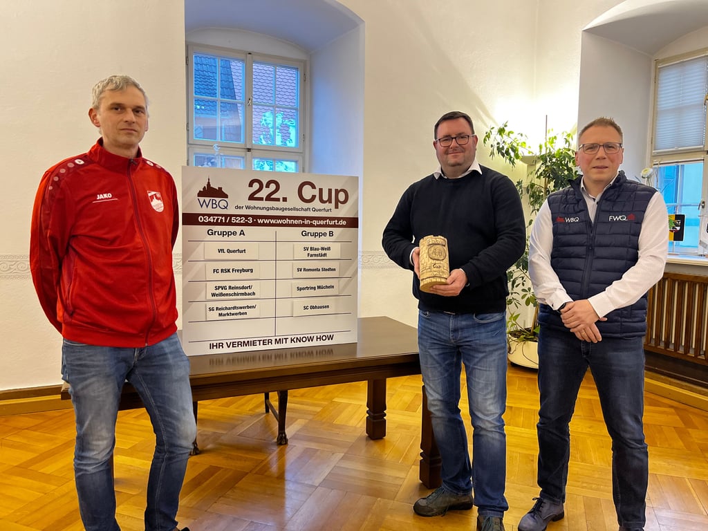 uerfurts Bürgermeister Andreas Nette (parteilos, M.) hat im Beisein von WBQ-Chef Daniel Baumgarten (r.) und des Vorsitzenden vom VfL Querfurt, Robert Stöhr (l.), die Gruppen für das Hallenfußballturnier in der Quernestadt ausgelost. 