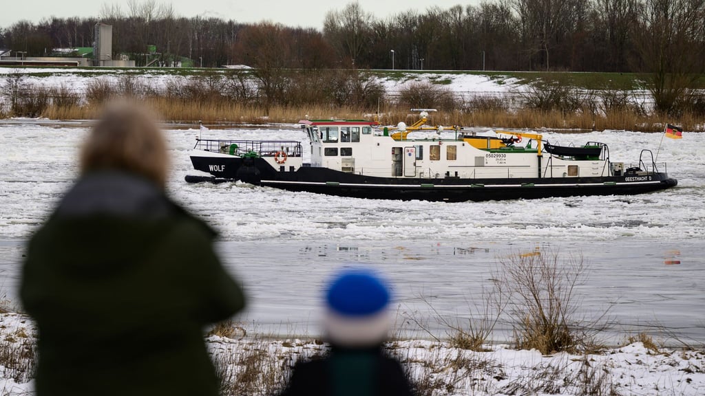 Auch an den Ufern liegt teilweise noch Schnee.