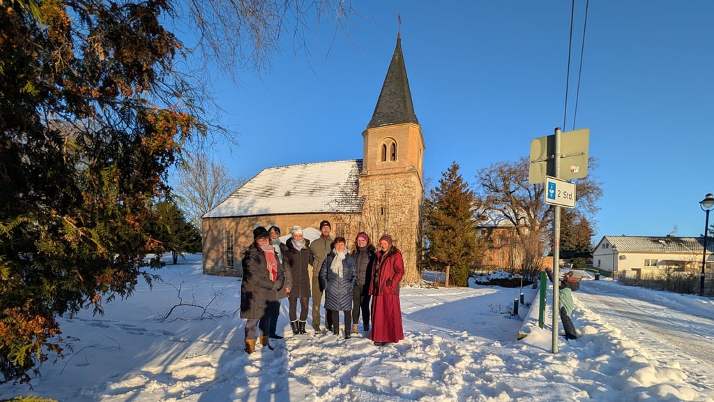 In Wildschütz hat sich eine Bürgerinitiative gegründet, um die Dorfkirche zu erhalten. Zu ihnen gehört auch Franziska Lautenschläger (2.v.r.).